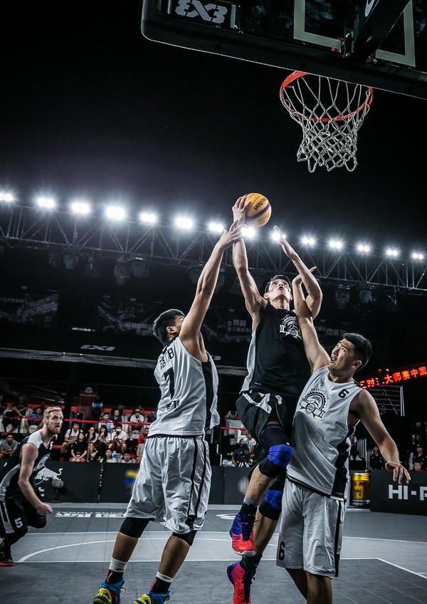 开云体育中国-哈斯车队绝杀红牛二队，皮亚斯特里惊艳四座